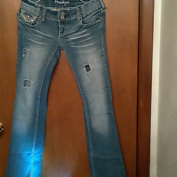 Women's distressed jeans - Picture 3 of 9